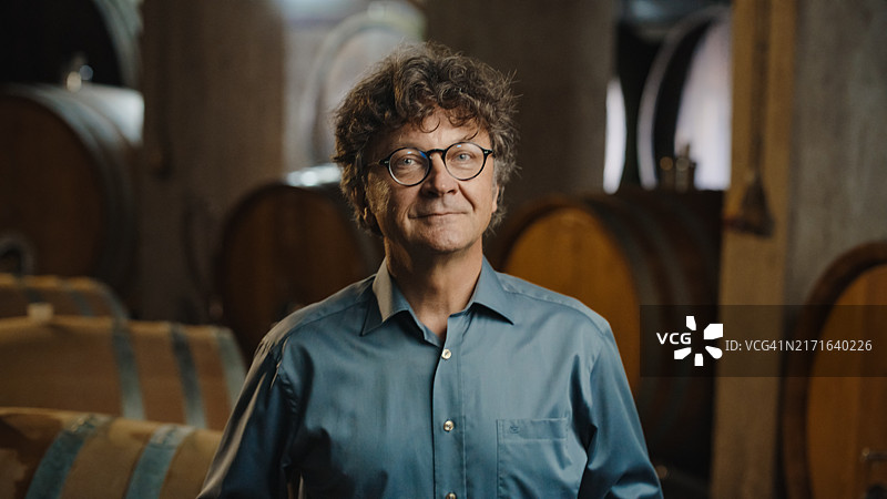 经验丰富的酿酒师管理酒窖图片素材