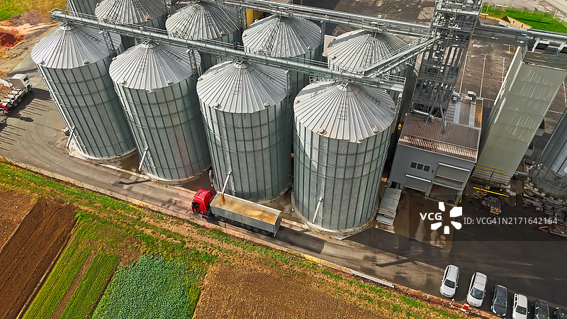 农业：玉米筒仓向卡车转移图片素材