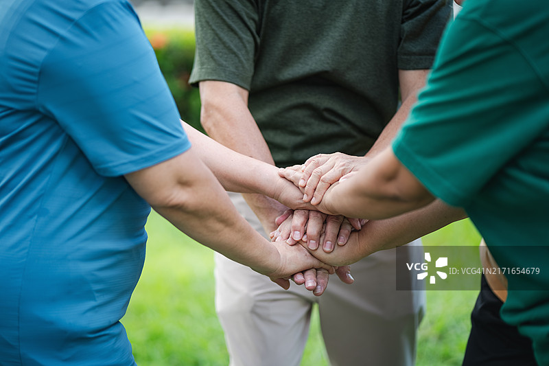 老年人协作，团队合作概念图片素材