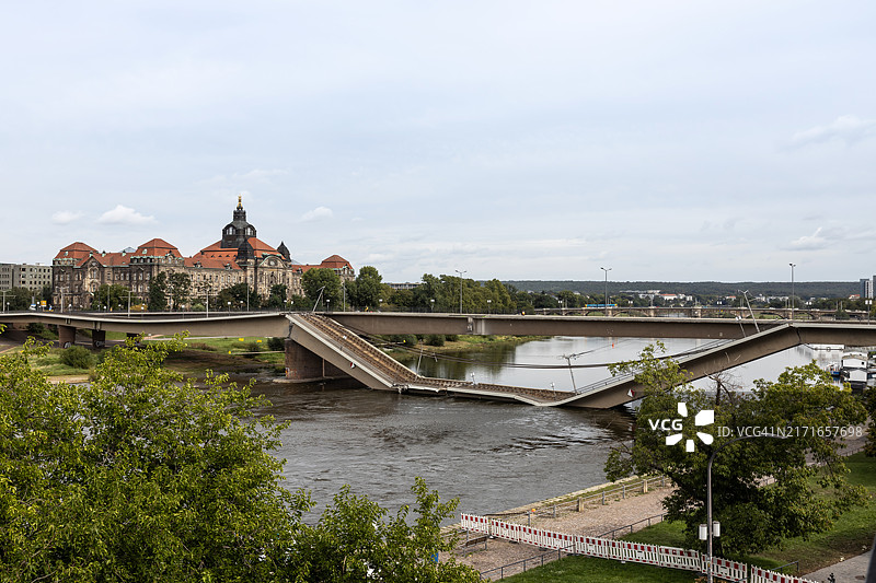 德国德累斯顿易北河上倒塌的卡罗拉桥图片素材