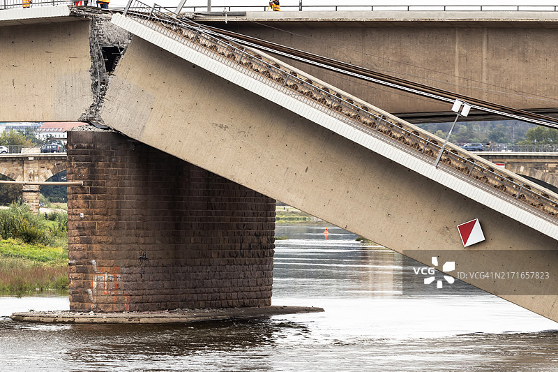 德国德累斯顿易北河上卡罗拉桥坍塌细节图片素材