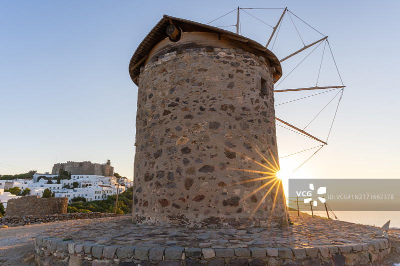 帕特莫斯岛上的风车、日落和圣约翰神学家修道院图片素材