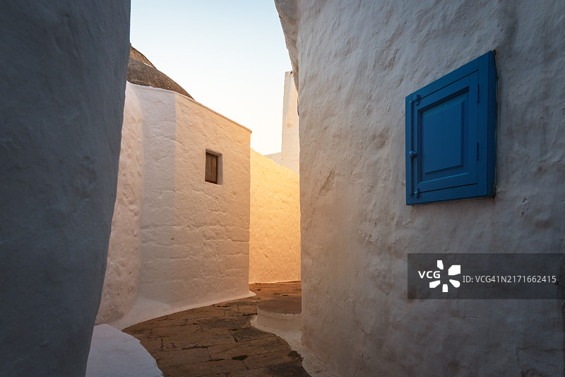 希腊帕特莫斯岛上的粉刷房屋图片素材