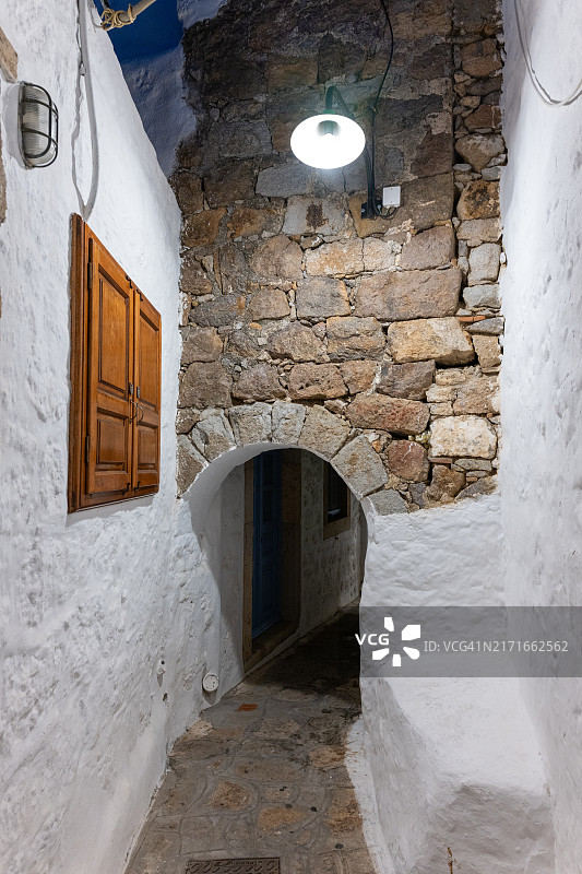 希腊帕特莫斯镇的夜间巷子图片素材