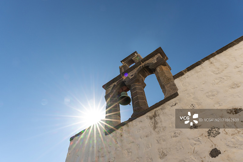 仰视教堂的钟与阳光。图片素材