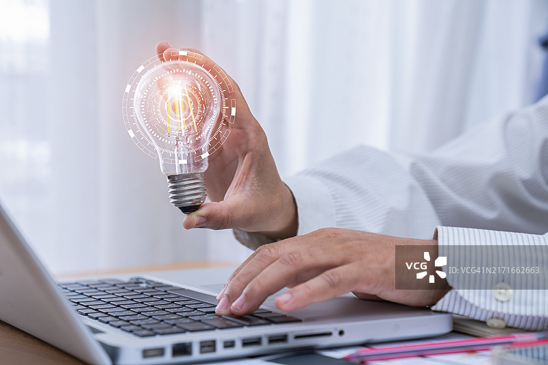 手持灯泡概念金融背景的储蓄商业会计图片素材
