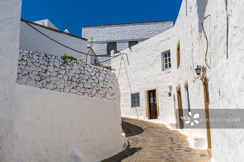 希腊帕特莫斯镇的巷道和建筑图片素材