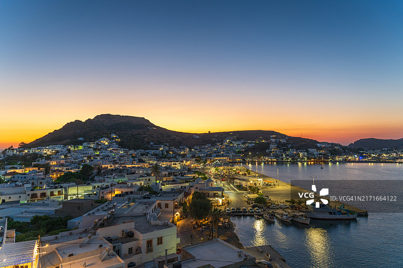 希腊帕特莫斯岛黄昏港口图片素材