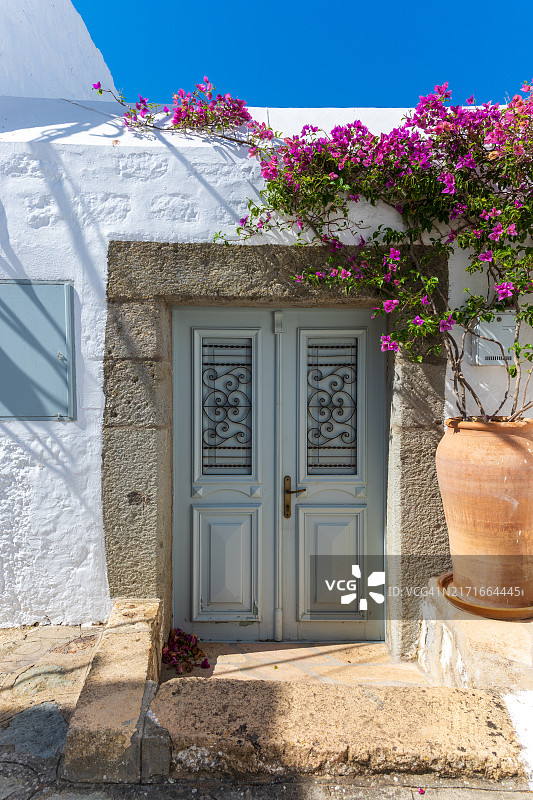 鲜花装饰的希腊岛屿门图片素材