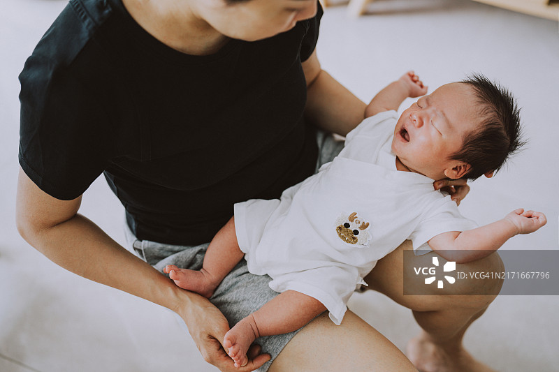 亚洲婴儿哭泣图片素材