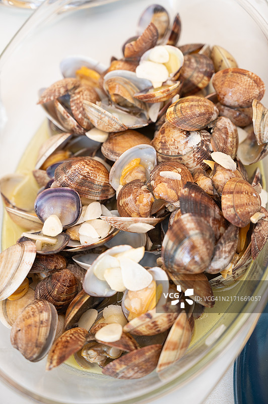 满是蛤蜊的喷泉特写图片素材