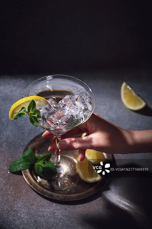 手持柠檬马提尼的女人图片素材