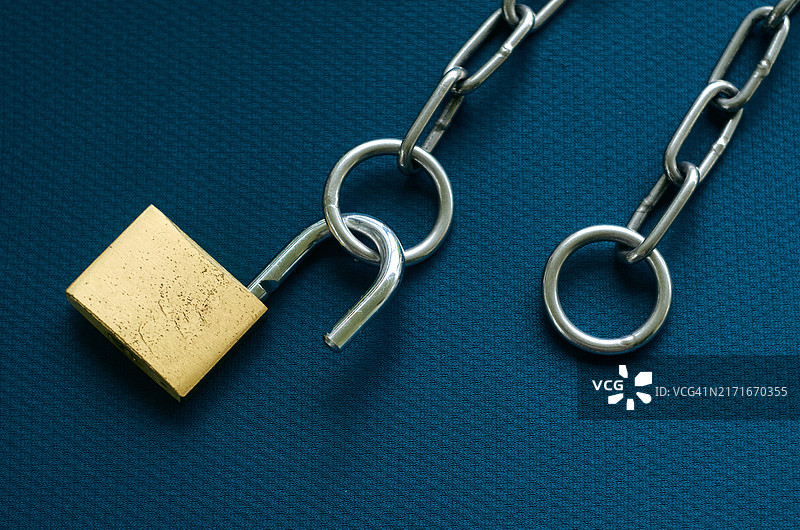 略有划痕的黄铜表面图片素材