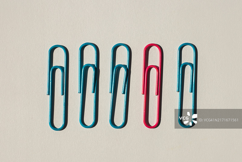 白色背景上的彩色回形针图片素材