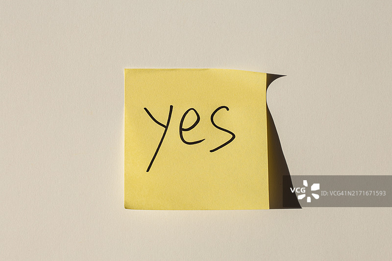 写在黄色便利贴上的“YES”字样图片素材