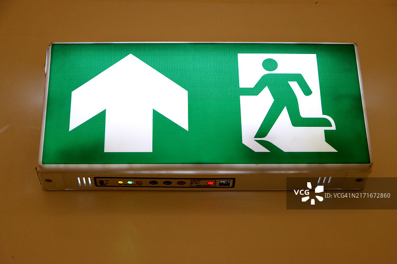 现代绿色紧急出口指示牌（入口门上方）图片素材
