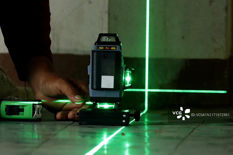 使用专业激光水平仪在公寓中进行找平图片素材