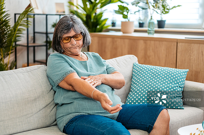 年长的女人在家挠皮肤图片素材