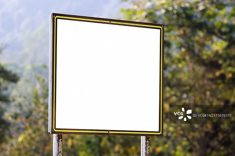 森林中的广告牌样机图片素材