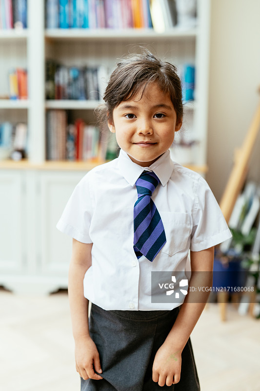 身穿校服看向镜头的亚洲小学生图片素材
