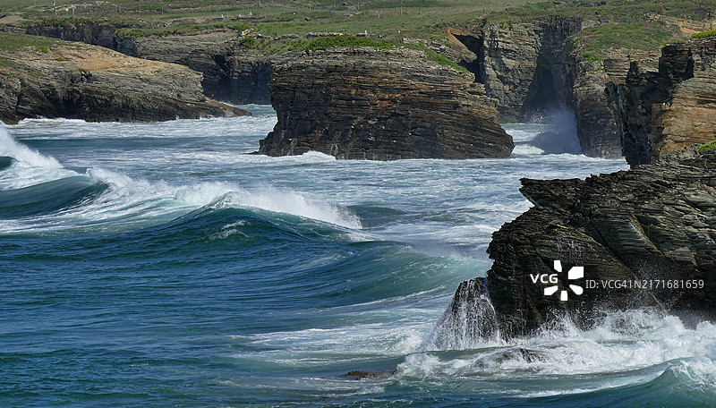 海浪拍打着大教堂海滩的悬崖图片素材
