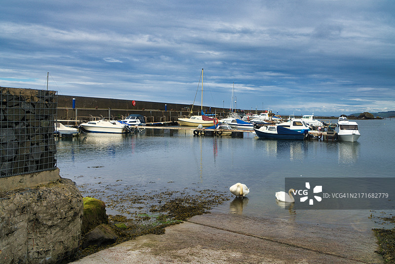 从苏格兰艾尔郡特恩贝里附近梅登斯村的海滨向南看梅登斯码头和码头图片素材