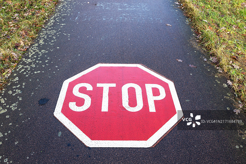 道路上的大型停车标志图片素材