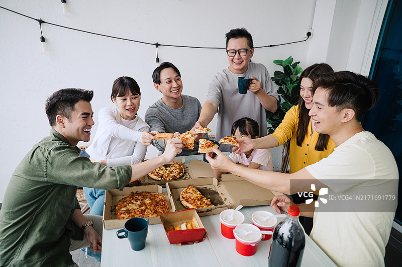 多种族的亚洲人群在阳台上庆祝图片素材