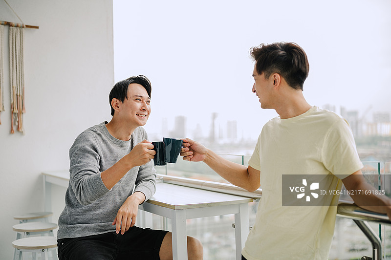 两名亚洲人在阳台上交谈图片素材