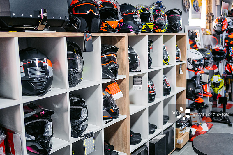 摩托车商店货架上的摩托车头盔图片素材