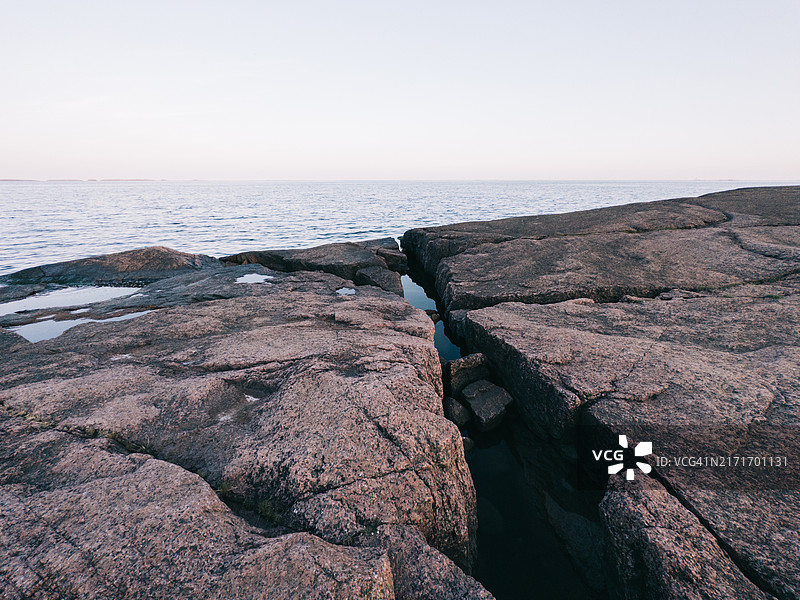 波尔沃，波罗的海岩石上的巨大裂缝图片素材