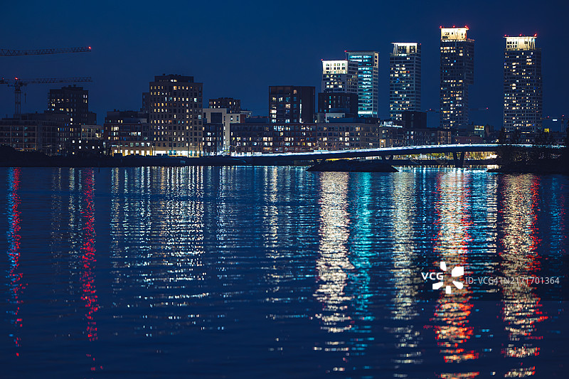 芬兰赫尔辛基卡拉萨塔玛新区夜景，有摩天大楼图片素材