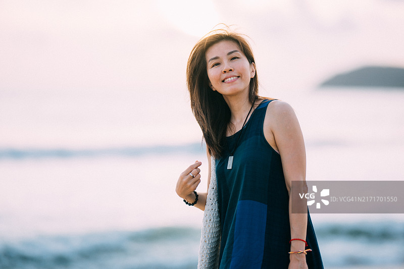 海边的光辉：日落肖像图片素材