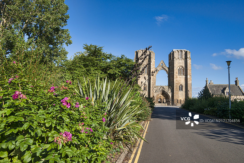 埃尔金的库珀公园，眺望苏格兰高地地区默里湾埃尔金大教堂遗址图片素材