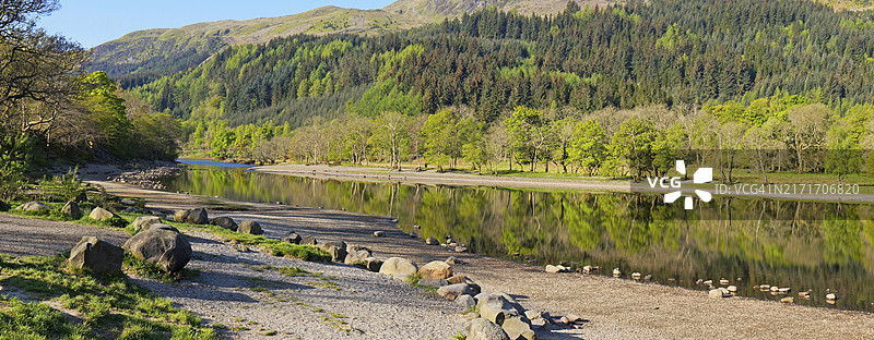 从A84野餐区眺望卢布奈格湖，苏格兰珀斯郡罗蒙湖和特罗萨克斯国家公园图片素材