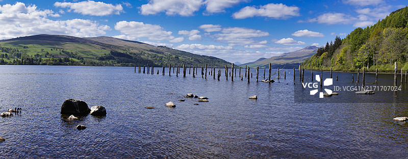 从费尔南老码头沿洛克泰湖向西望，珀斯郡，苏格兰，英国图片素材