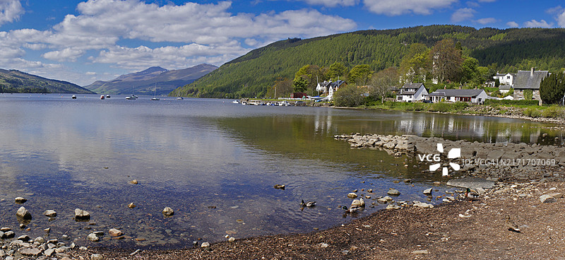从肯莫尔海滩向西眺望泰湖，苏格兰珀斯郡图片素材