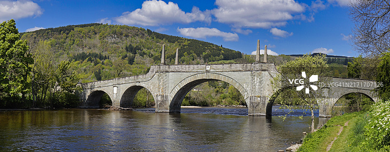 苏格兰珀斯郡阿伯费尔迪泰河韦德将军石桥全景图片素材