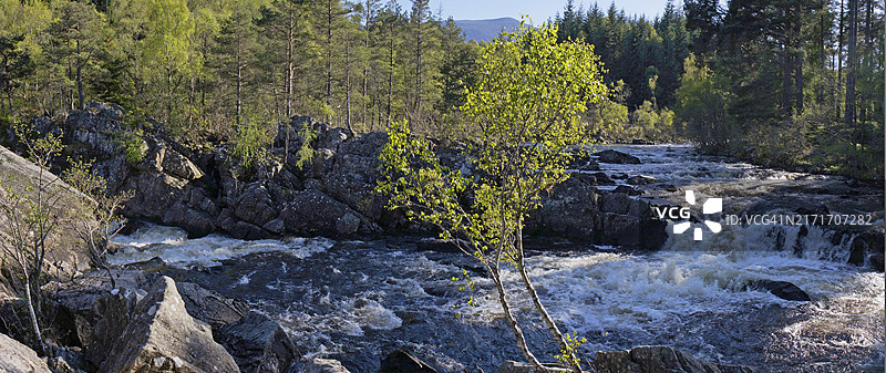 英国苏格兰珀斯郡皮特洛赫里：图梅尔瀑布全景图片素材
