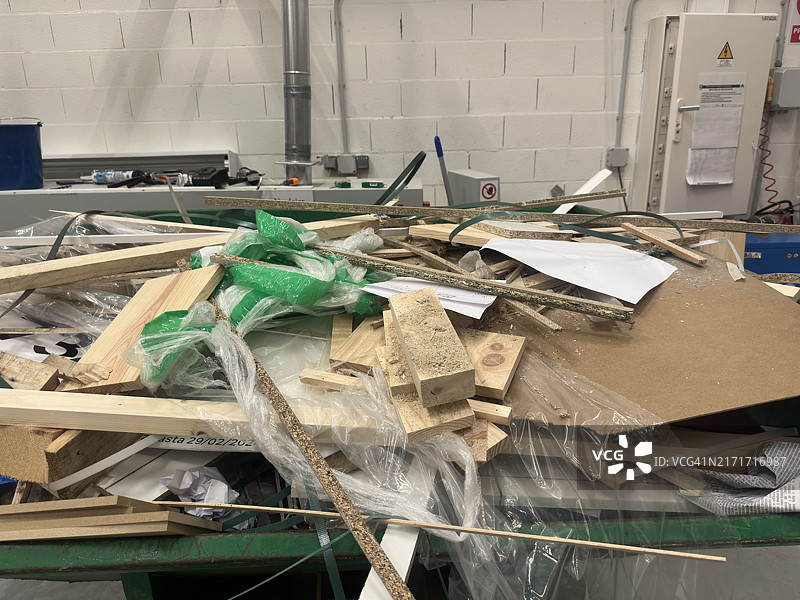 工业木工车间的工作区，木板按尺寸切割图片素材