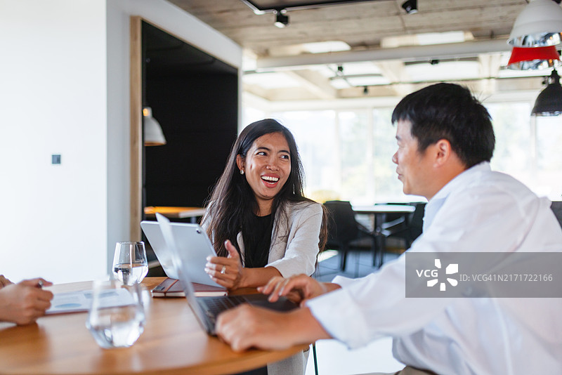 亚洲商务团队会议图片素材