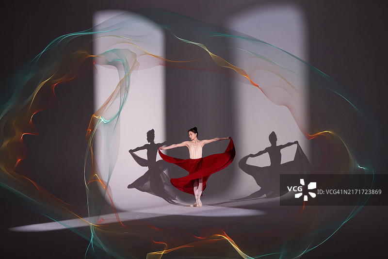 女芭蕾舞演员在空中跳跃，带有抽象的光迹图片素材