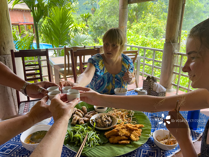 在民宿里欢呼图片素材