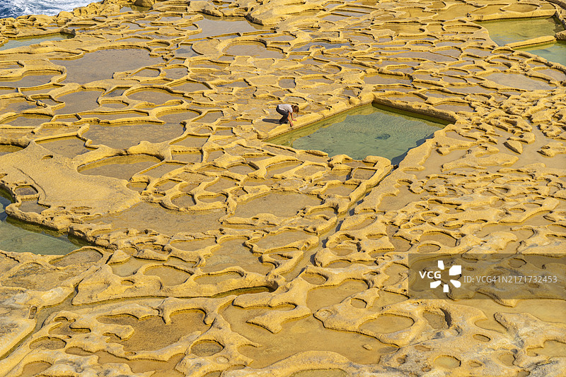 马耳他：岩石上的古老盐池图片素材