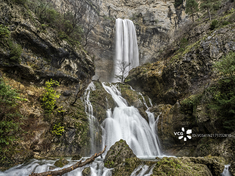 岩壁涌出的大瀑布景观（世界河瀑布，西班牙阿尔瓦塞特）图片素材
