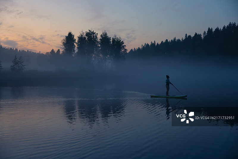 芬兰湖区夜间桨板运动，于韦斯屈莱图片素材