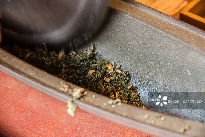 中国古董手摇药磨图片素材