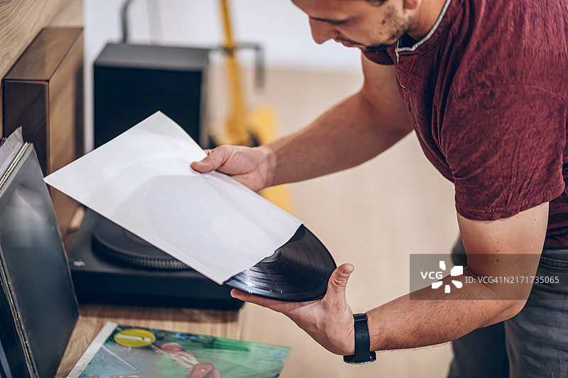 男子使用复古转盘听音乐图片素材