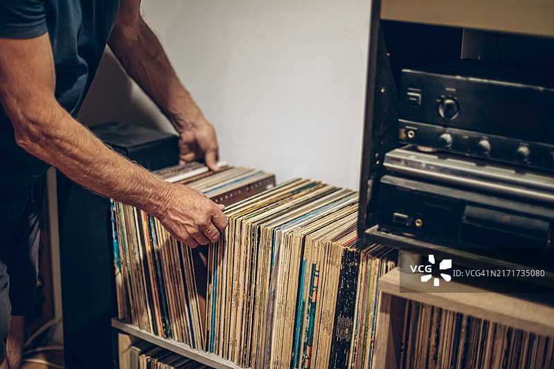 男人递送黑胶唱片图片素材