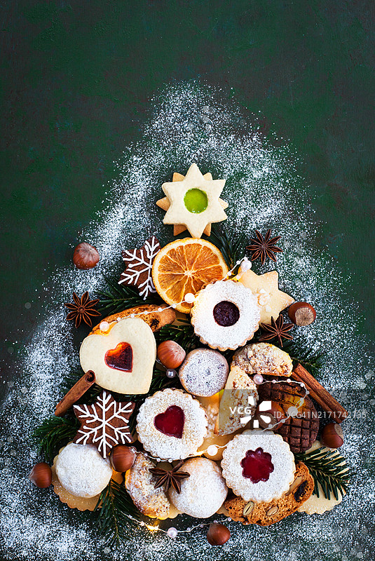 由各种甜味节日饼干组成的圣诞树，顶部视角，留白图片素材